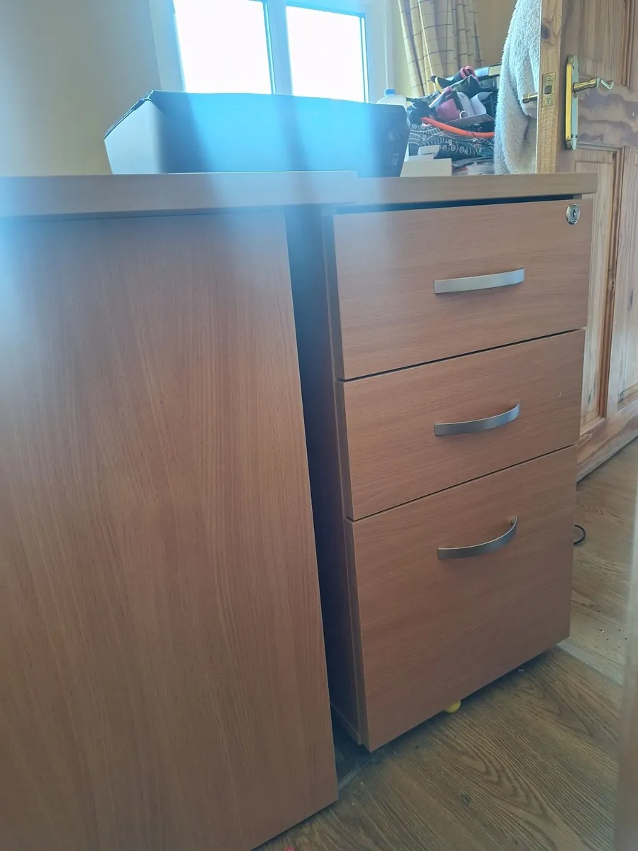 Office desk, office chair and set of drawers - Image 2