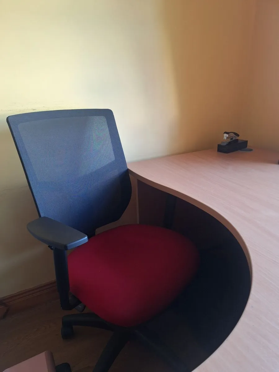 Office desk, office chair and set of drawers - Image 3