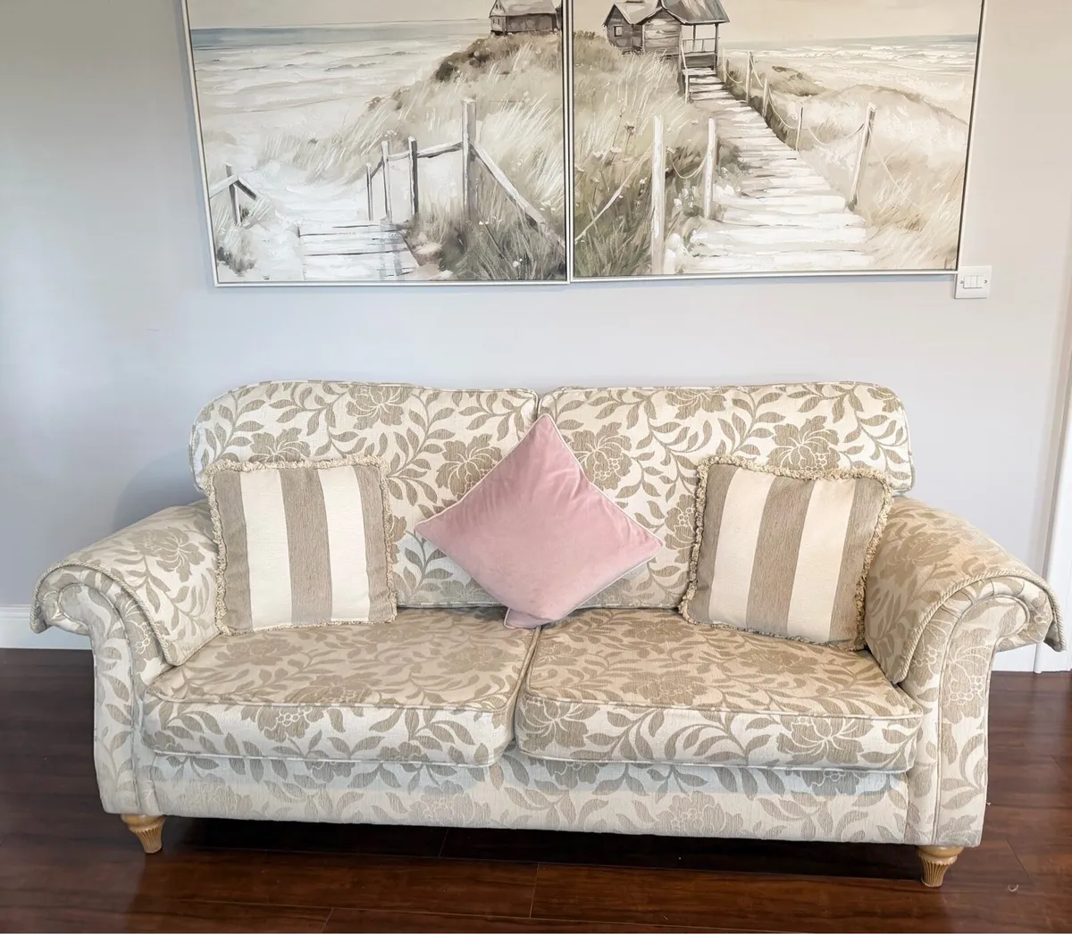 Stunning suite Like new - Image 2