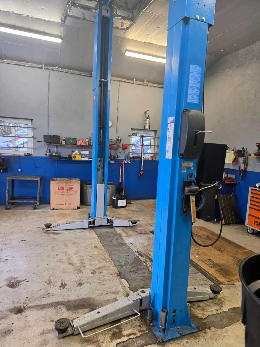 2 post single phase ravalogni lift. - Image 1