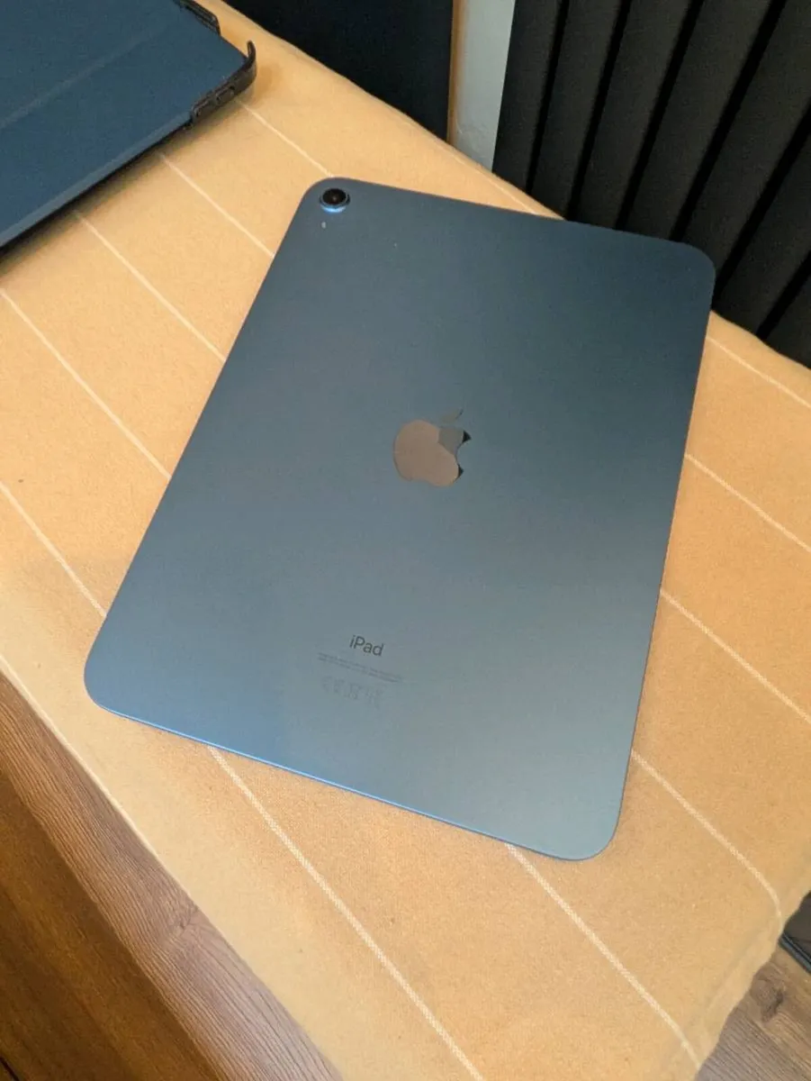 iPad 10th Gen, Logitech Keyboard Case & Cover - Image 3
