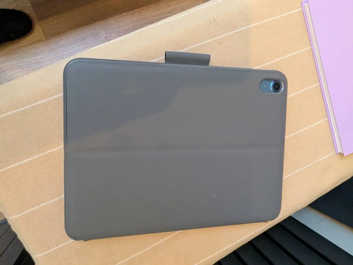 iPad 10th Gen, Logitech Keyboard Case & Cover - Image 2