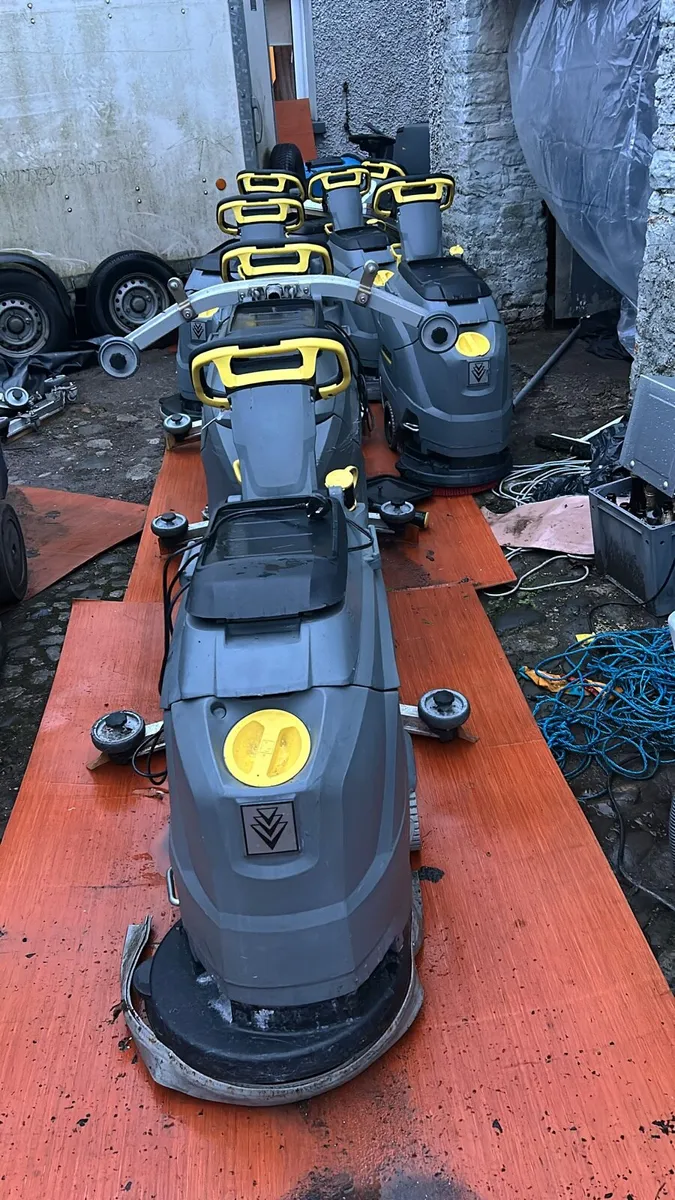 Scrubber dryer floor cleaner - Image 1