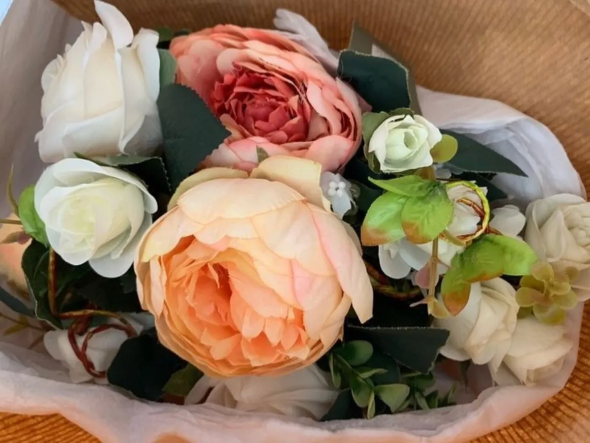 NEW Artificial Flower Ceramic Bag - Gorgeous Gift! - Image 2