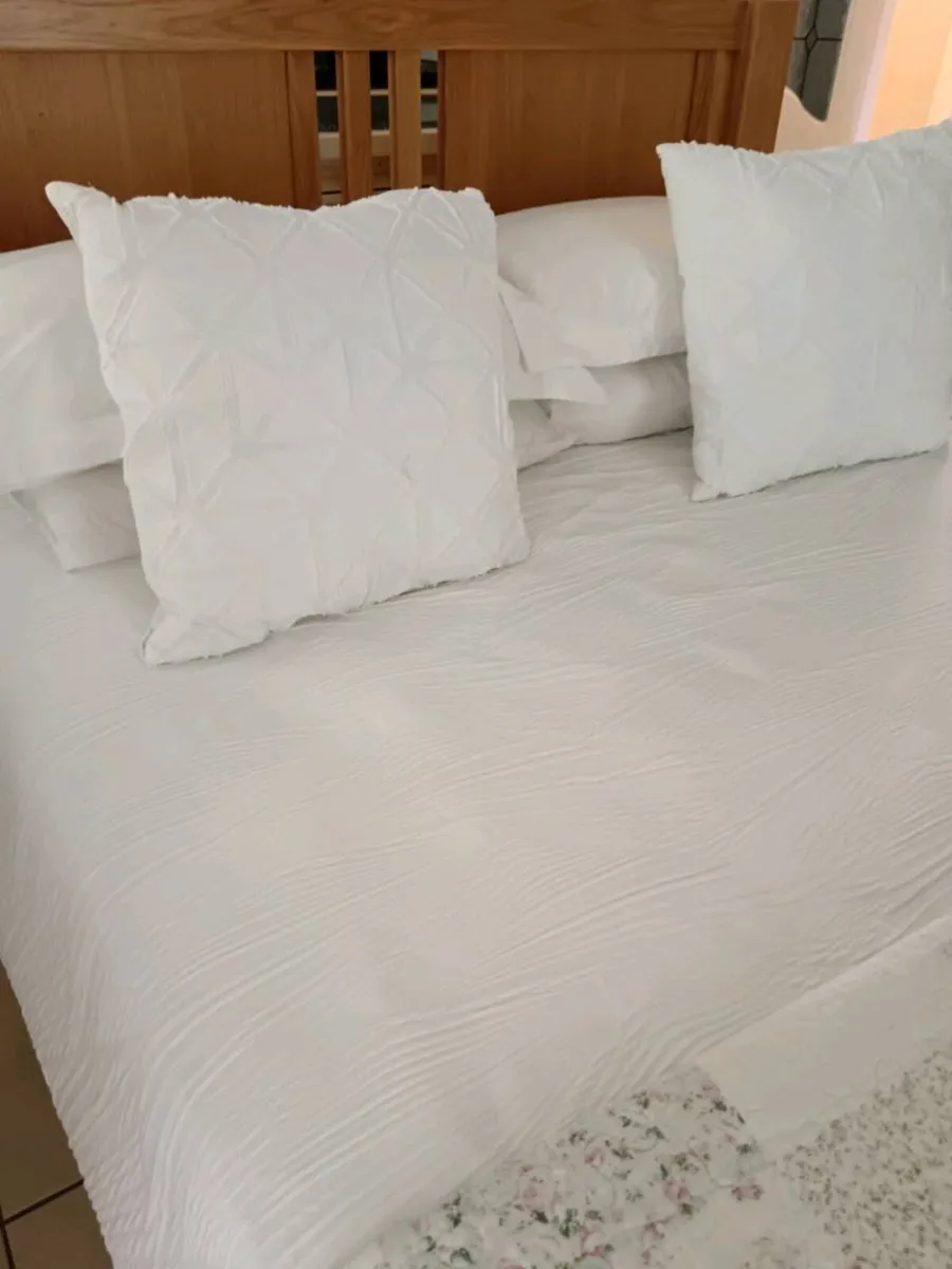 Double bed - Image 1