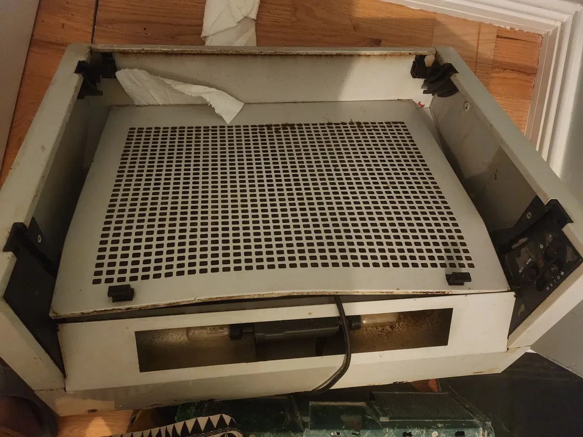 Extractor fan and electric hob - Image 2