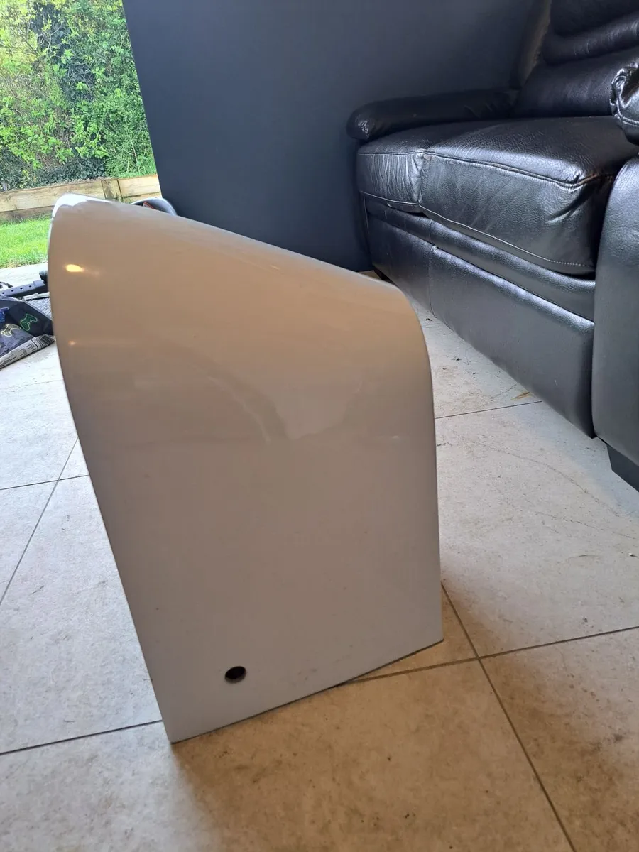 Rimless wall hung toilet and a shower door/tray - Image 2