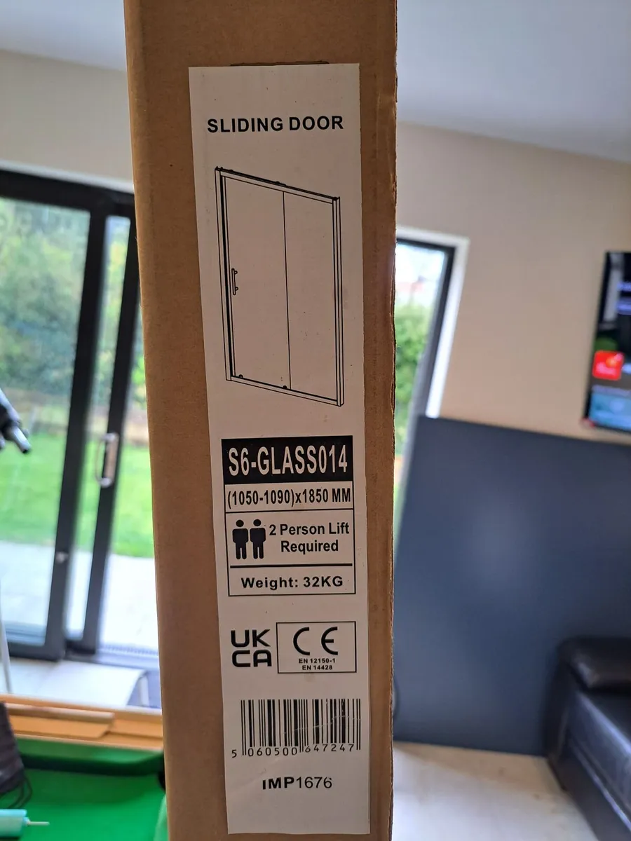 Rimless wall hung toilet and a shower door/tray - Image 3