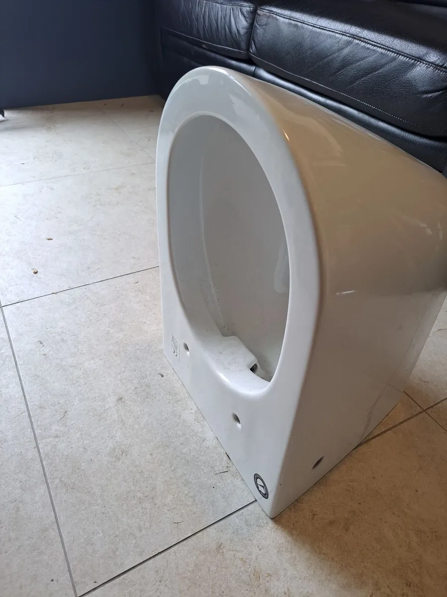 Rimless wall hung toilet and a shower door/tray - Image 1