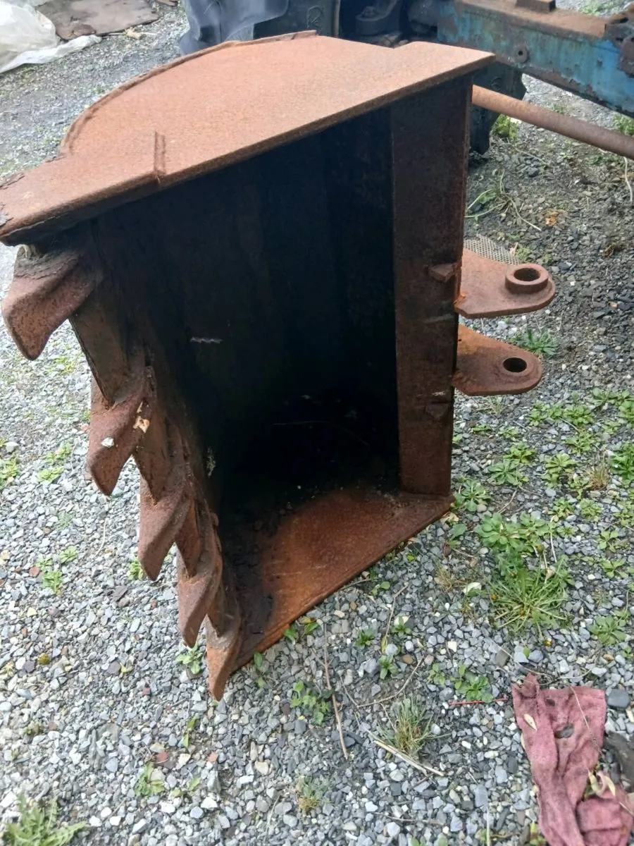Digger bucket, Berkel scale, hydraulic breaker - Image 1
