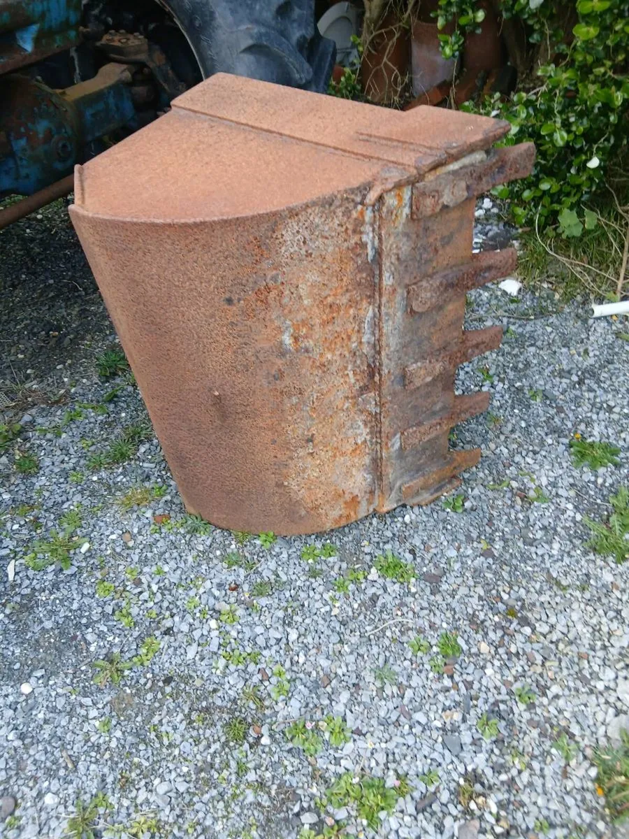 Digger bucket, Berkel scale, hydraulic breaker - Image 2