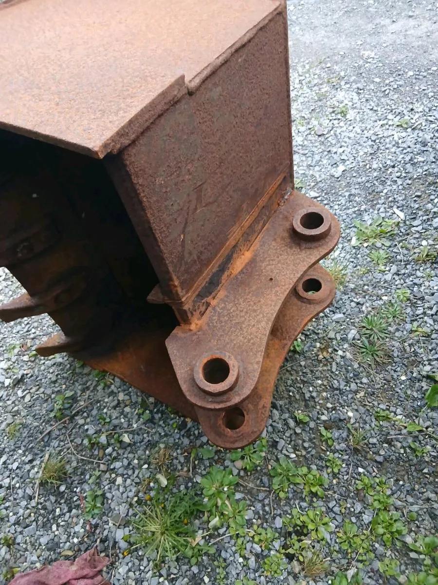 Digger bucket, Berkel scale, hydraulic breaker - Image 3