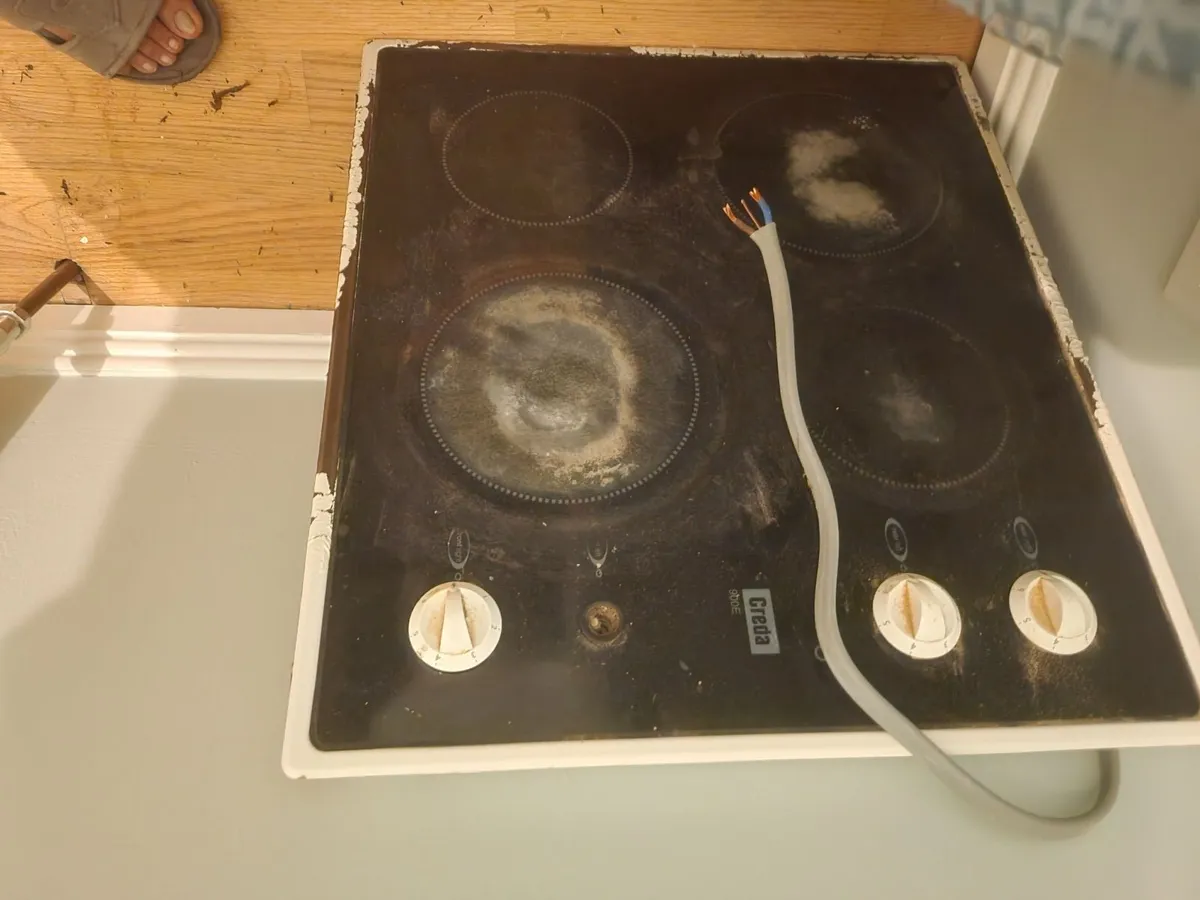 Extractor fan and electric hob - Image 4