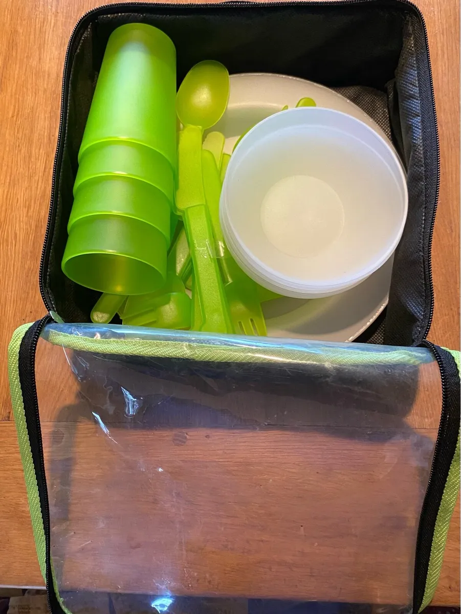 M&S 4 piece Picnic Set and crossbody Coolbag - Image 1