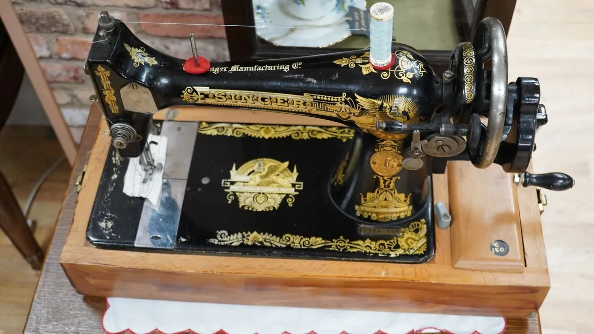 Vintage Singer Hand-Crank Sewing Machine - Image 3