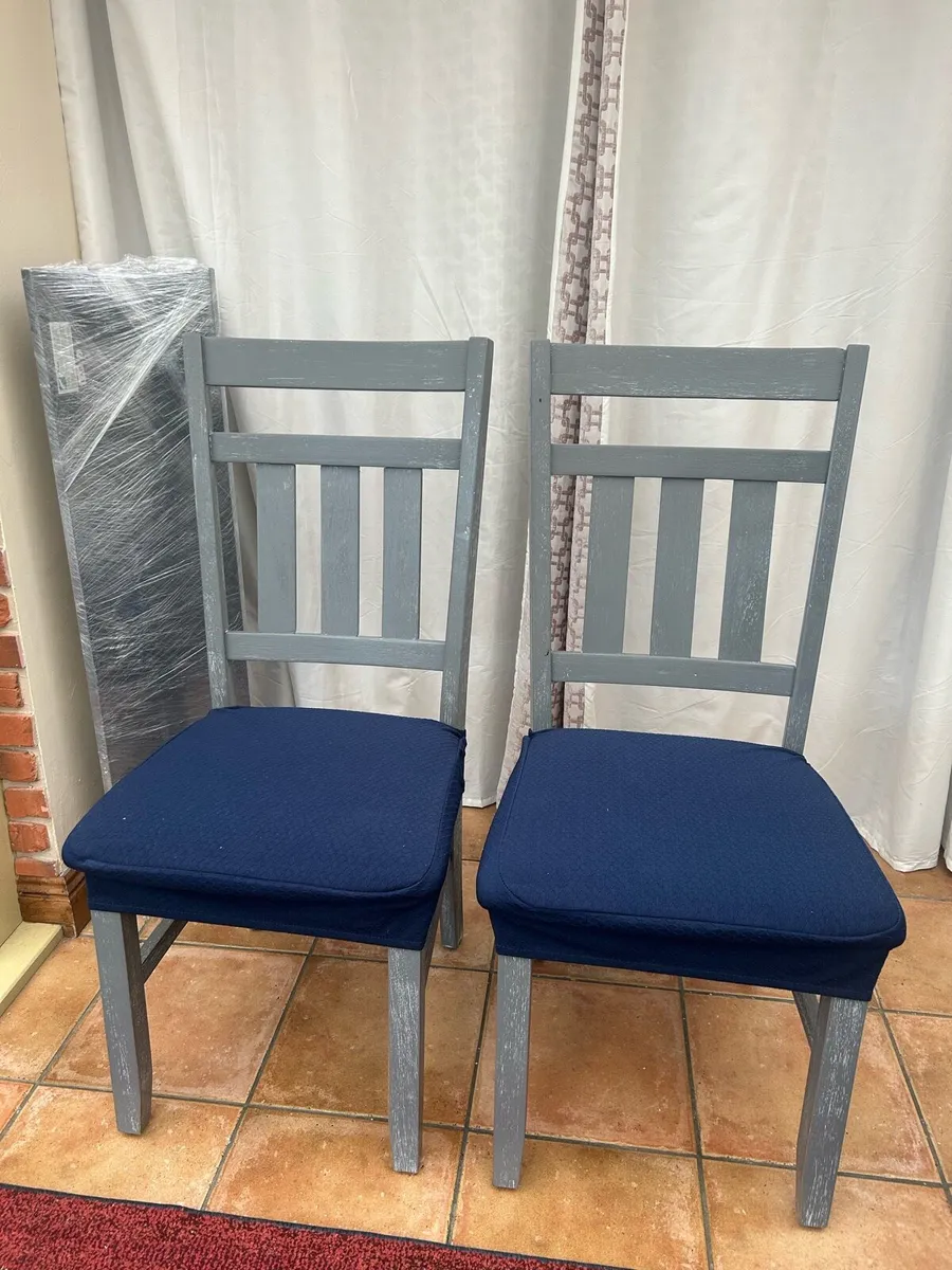 Table and Chairs - Image 4