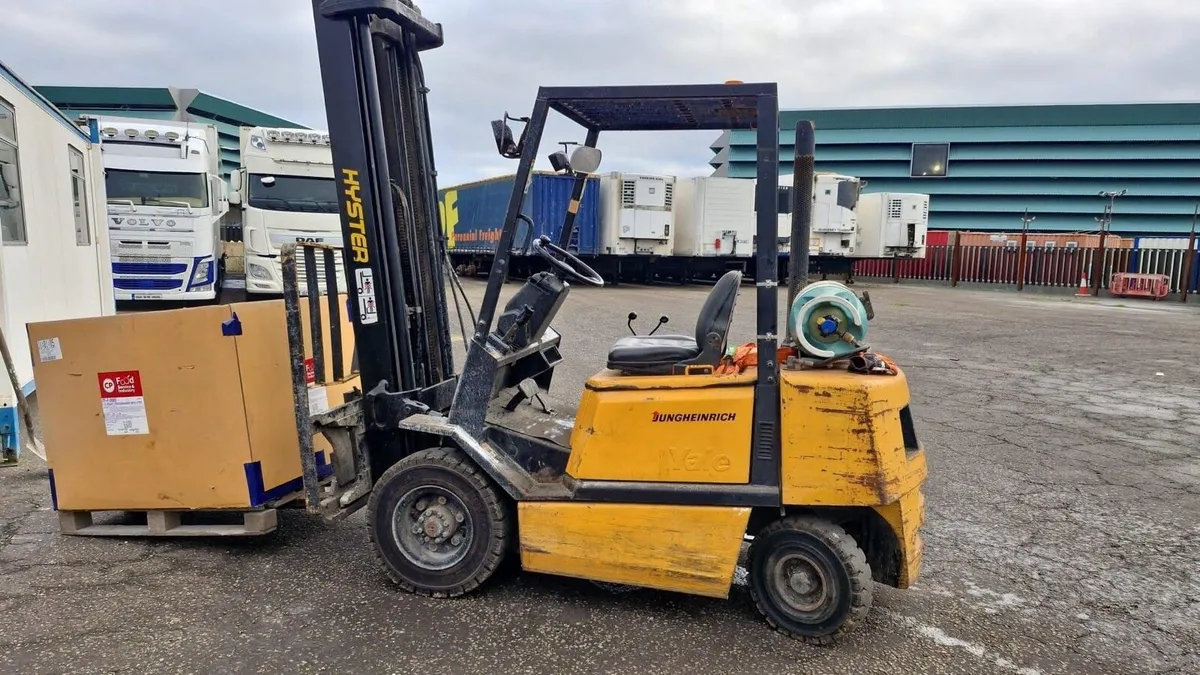 For sale 2.5 ton gas fork lift
