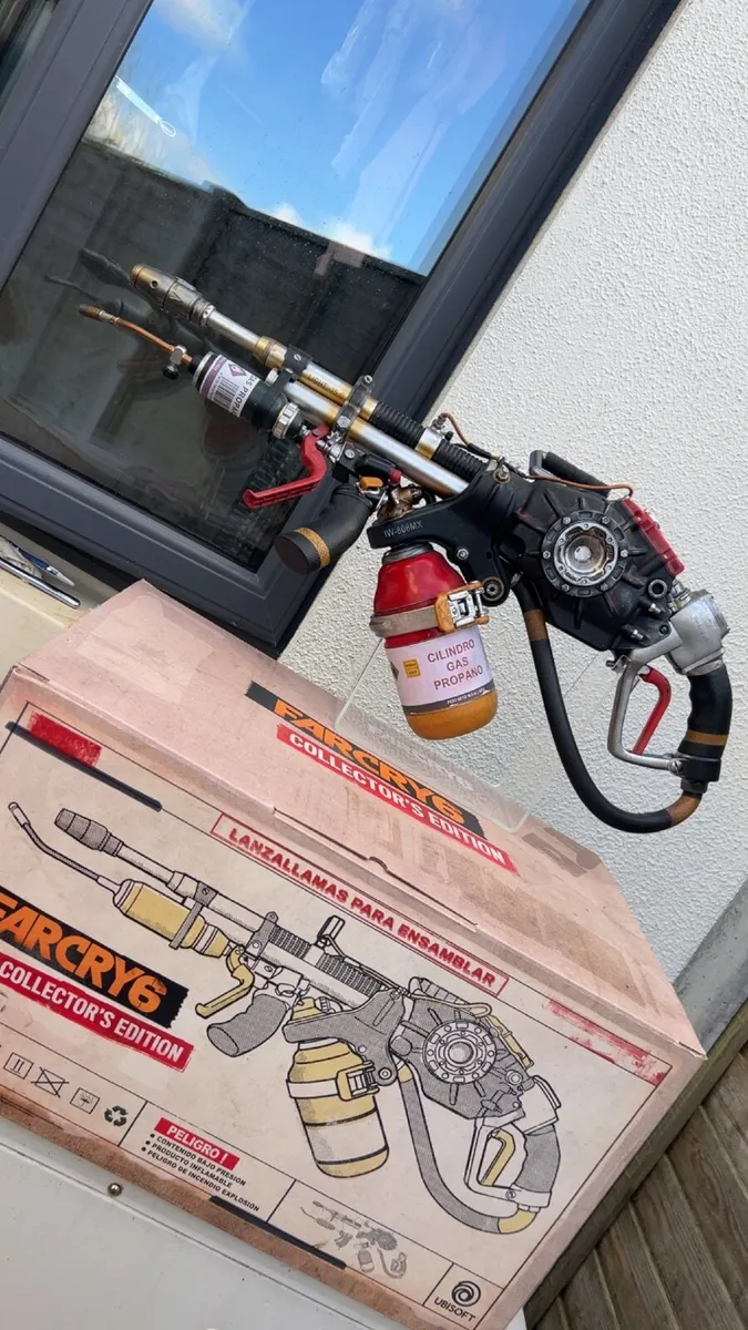 Far Cry 6 - Flamethrower relica/statue *no game* - Image 1