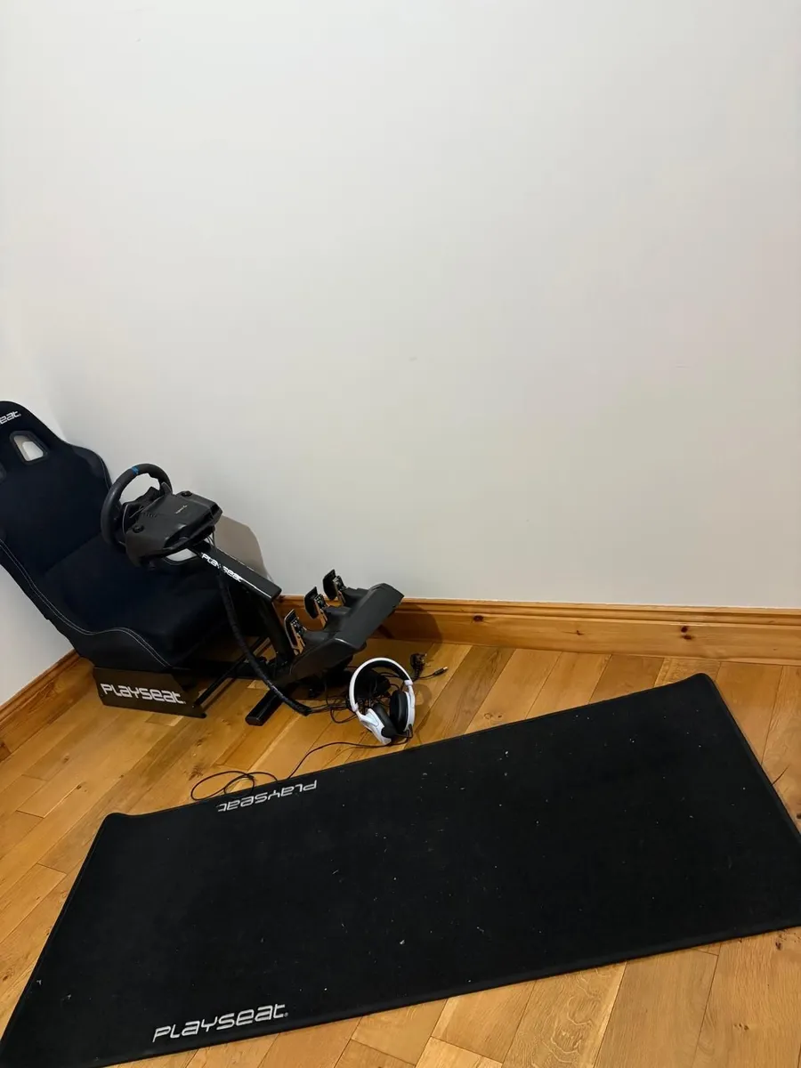 PlayStation 5 seat and steering wheel - Image 1