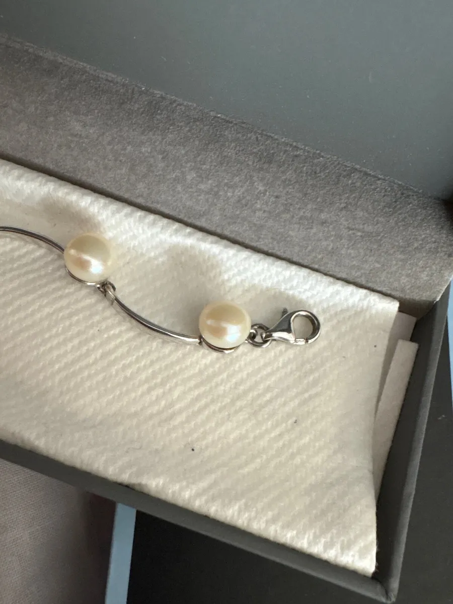Silver bracelet with pearls - Image 2