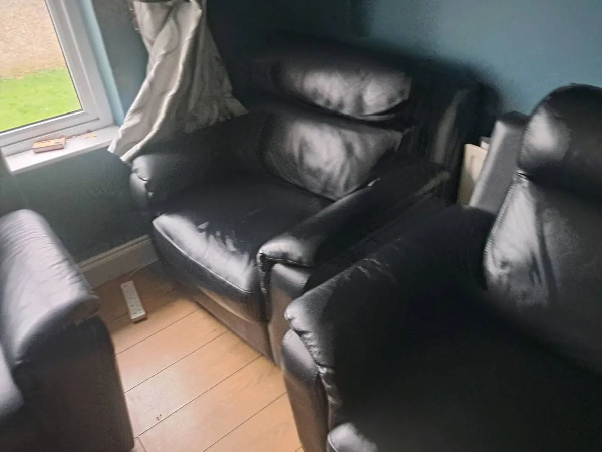 3,2 and 1 Italian leather chairs - Image 2