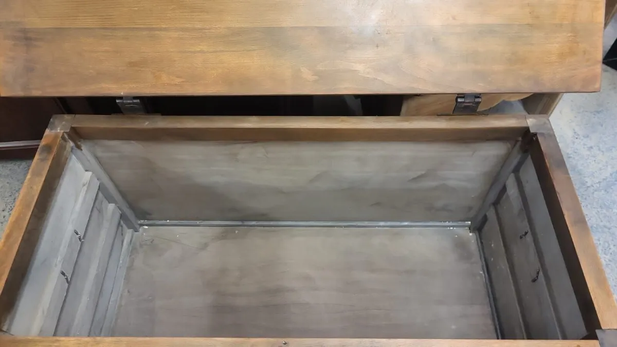 Large early 1900s solid oak trunk - Image 4