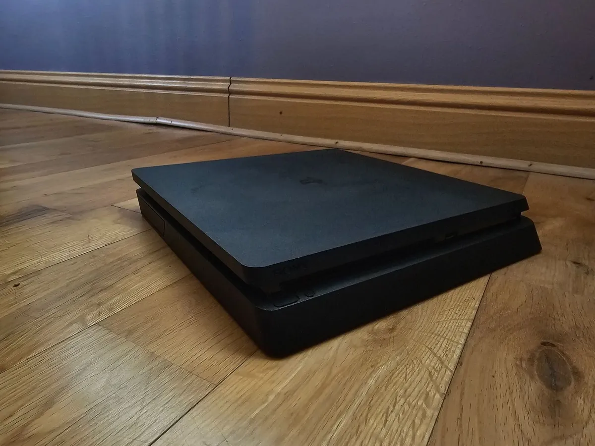 Playsation 4 + Remote,Headphones and 6 Games - Image 3