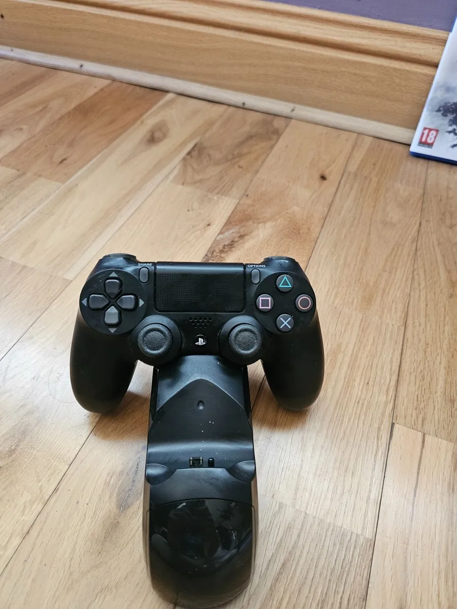 Playsation 4 + Remote,Headphones and 6 Games - Image 2