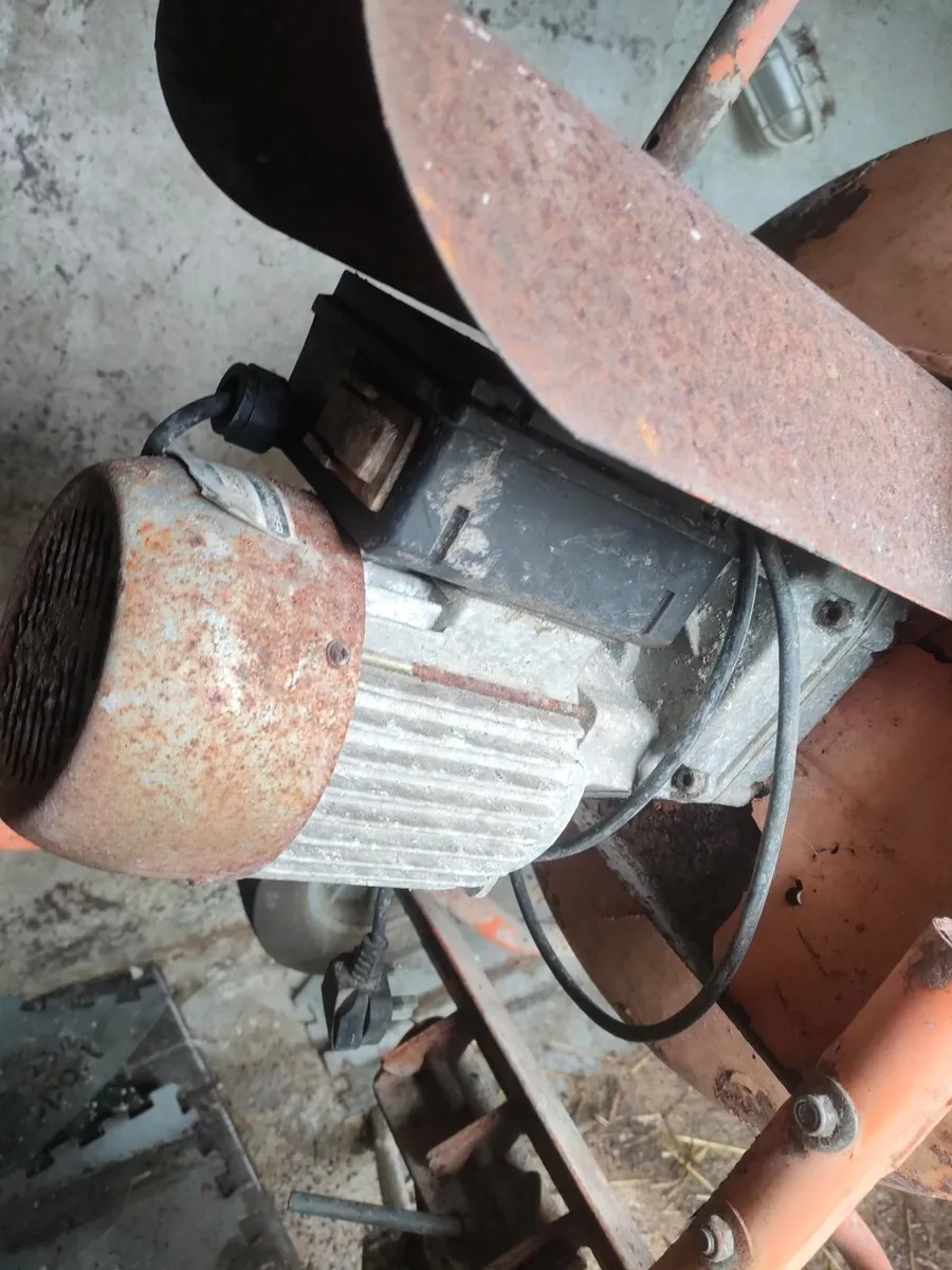 Cement mixer - Image 1