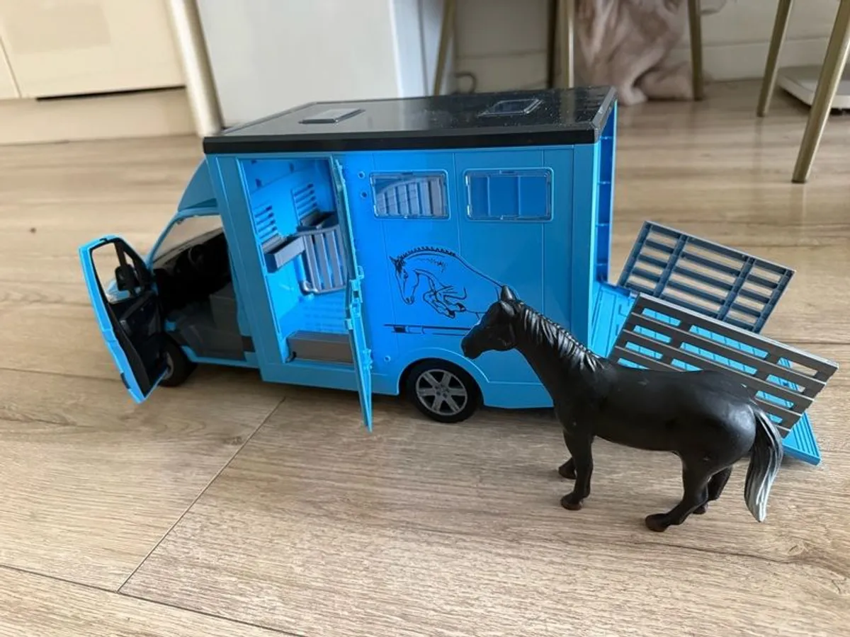 bruder 02674 Mercedes-Benz Sprinter Animal Transporter with 1 Horse Farm Agriculture Horse Riding Accessories Horse Stable Horse Trailer Vehicle Play Set Bworld 1: 16 - Image 3