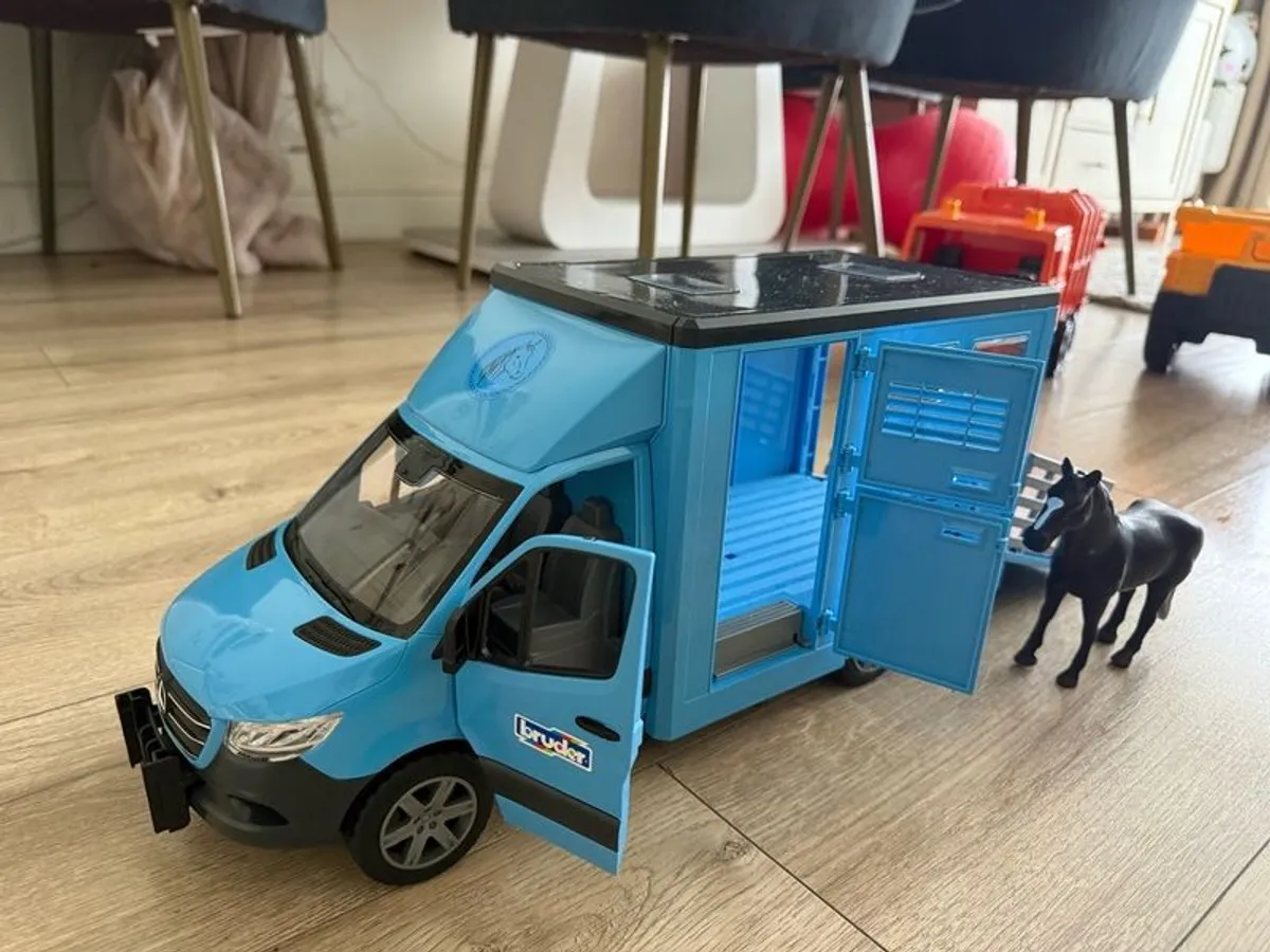 bruder 02674 Mercedes-Benz Sprinter Animal Transporter with 1 Horse Farm Agriculture Horse Riding Accessories Horse Stable Horse Trailer Vehicle Play Set Bworld 1: 16 - Image 4