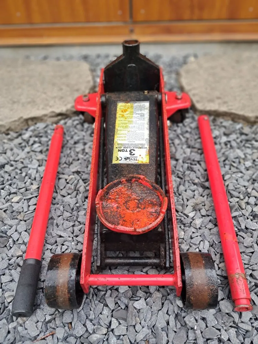 Car Jack - Image 1