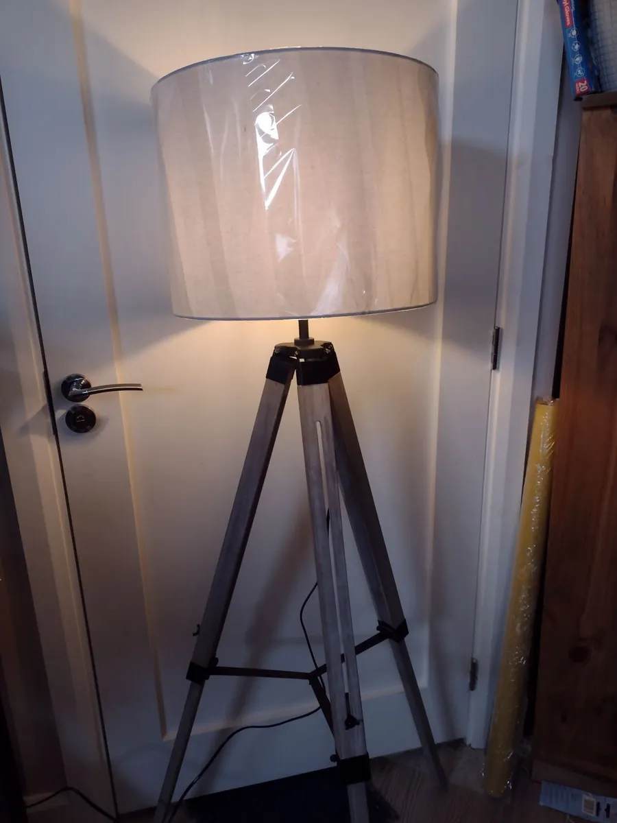 Brand new wooden tripod Highlander floor lamp - Image 4