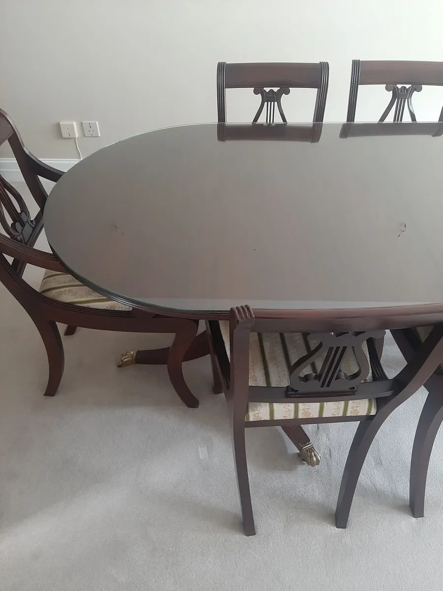 Table an chairs - Image 1