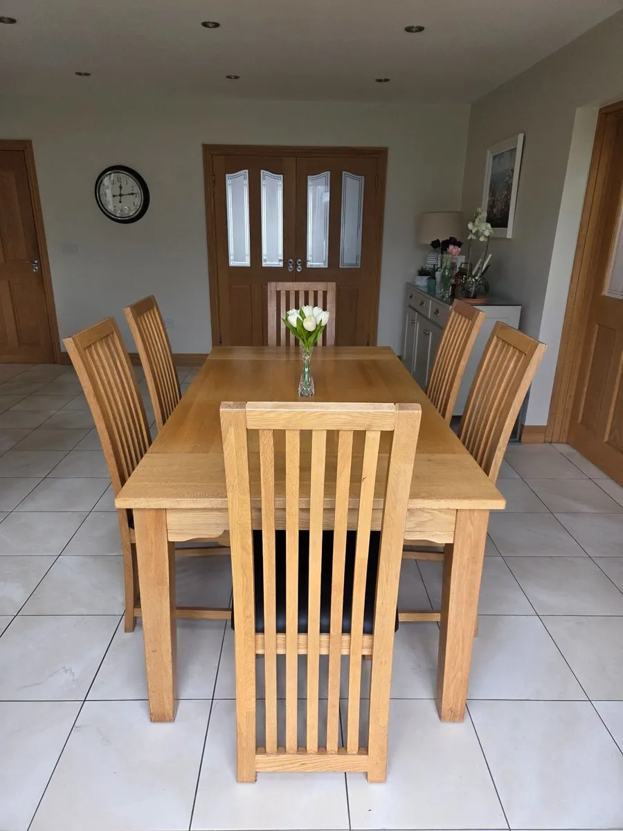 Table and chairs - Image 1