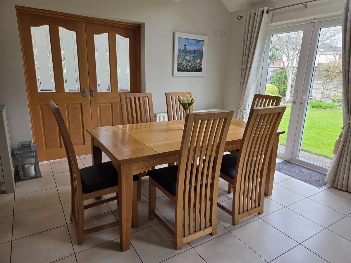 Table and chairs - Image 3