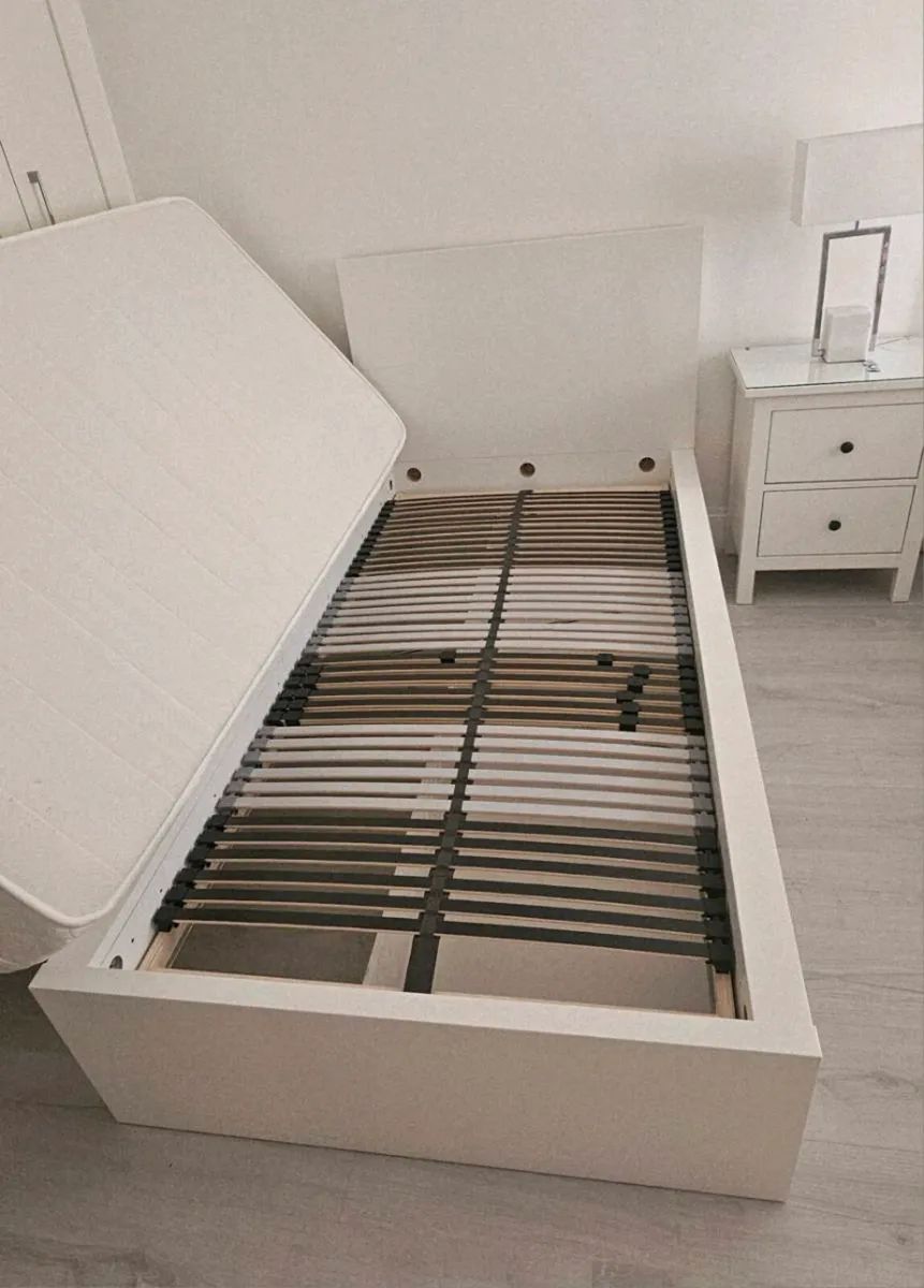 Single beds with mattresses - Image 1