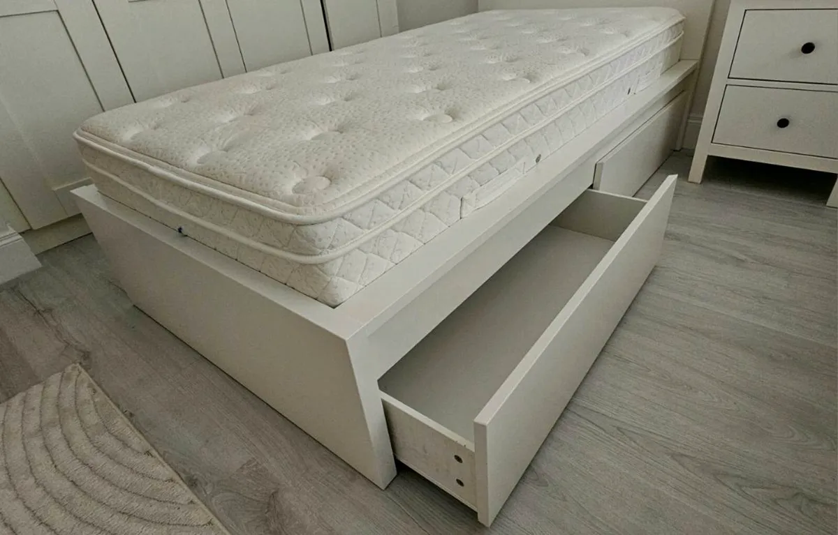 Single beds with mattresses - Image 2