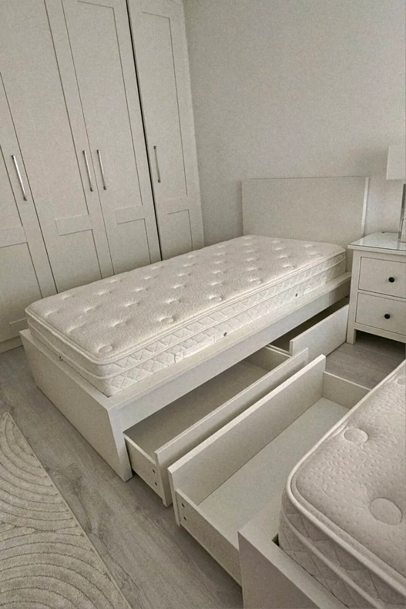 Single beds with mattresses - Image 3