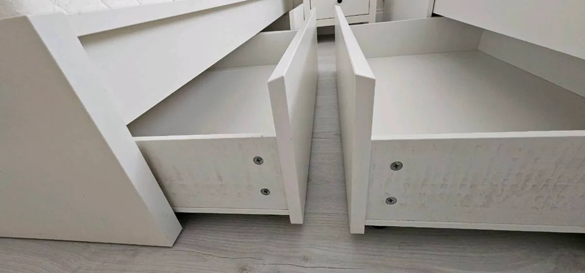 Single beds with mattresses - Image 4