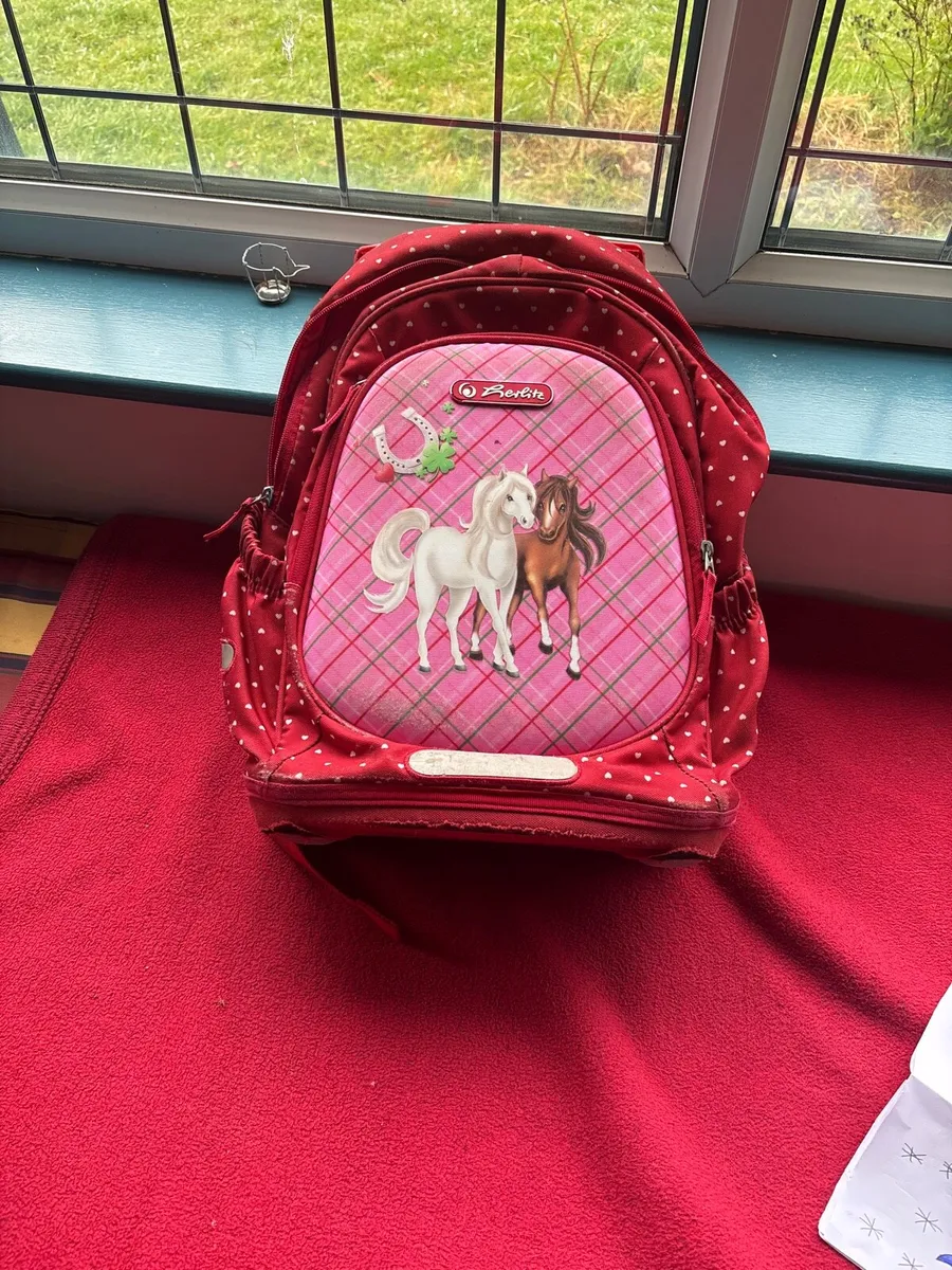 School bag with horse on it - Image 1