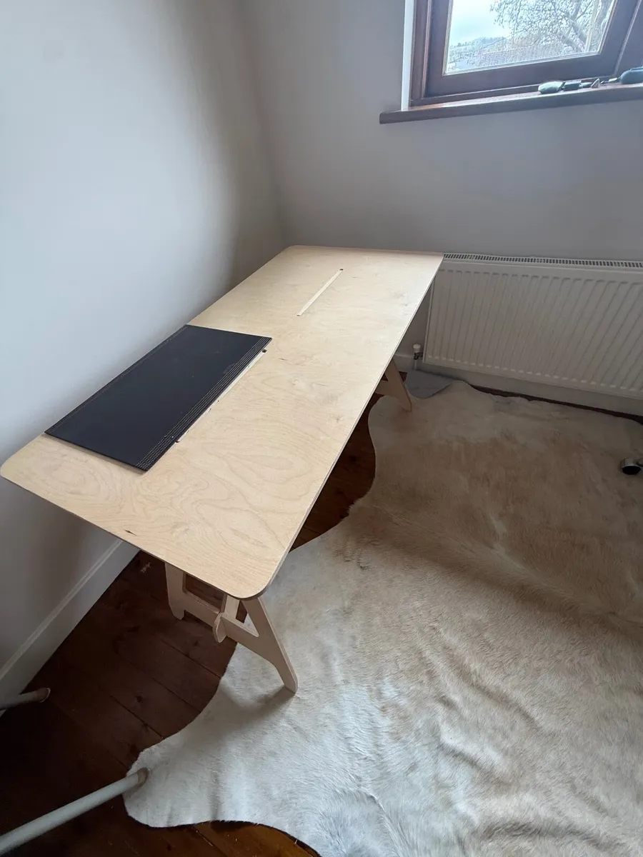 Flying Elephant desk, easy to assemble - Image 2