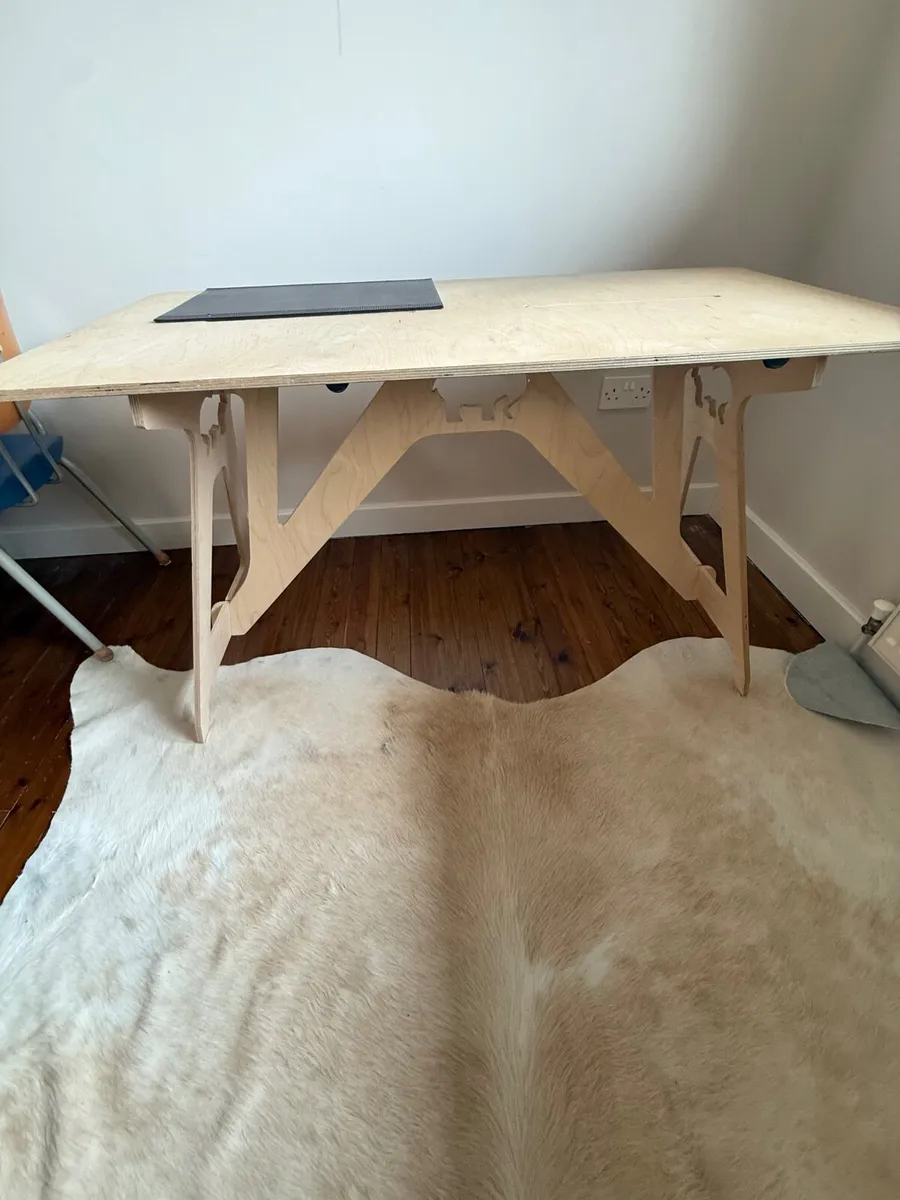 Flying Elephant desk, easy to assemble - Image 3