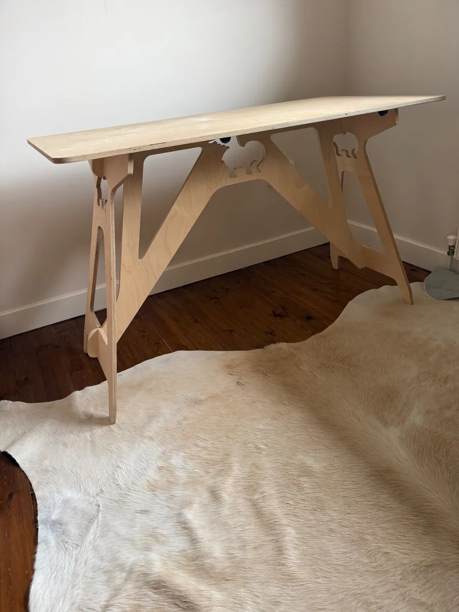 Flying Elephant desk, easy to assemble - Image 1