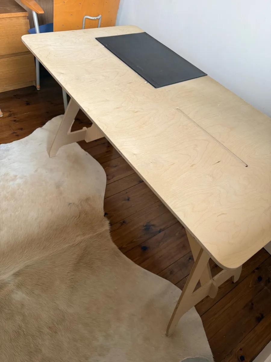 Flying Elephant desk, easy to assemble - Image 4