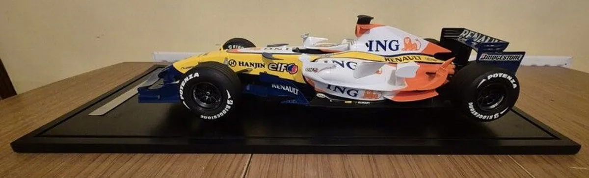 A 1:6 scale (32 inches long Formula 1 car) limited edition model of the 2007 Season ING Renault R27 F1 Team car - Image 2