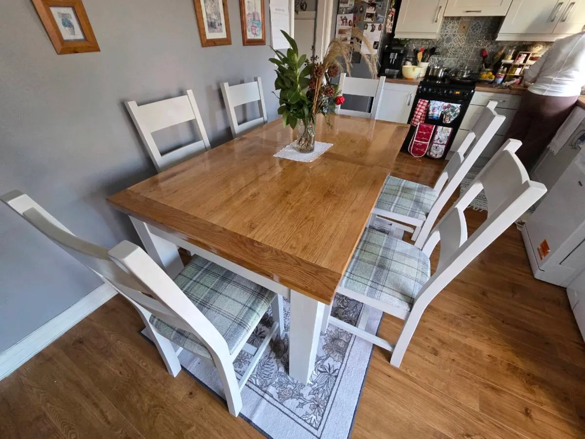 Table and chairs - Image 2