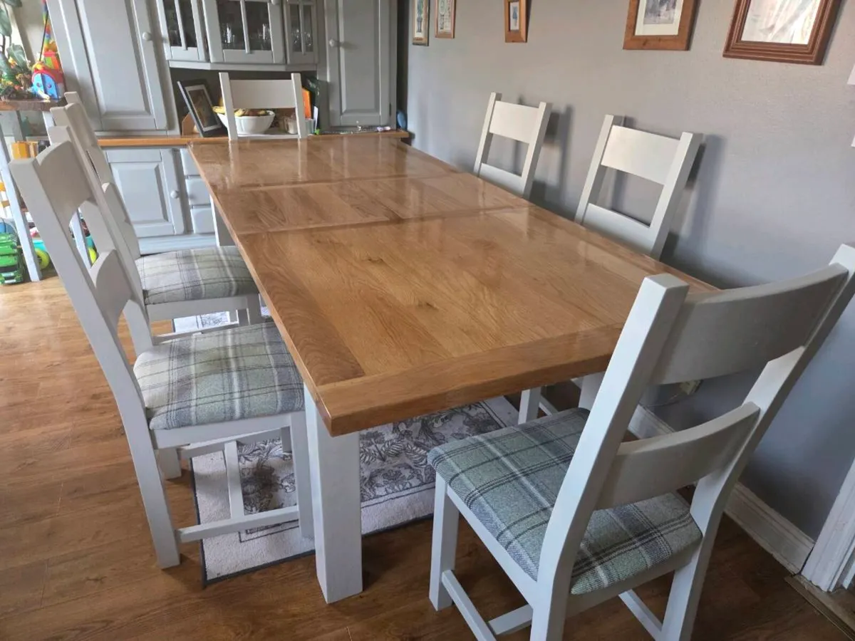 Table and chairs - Image 3