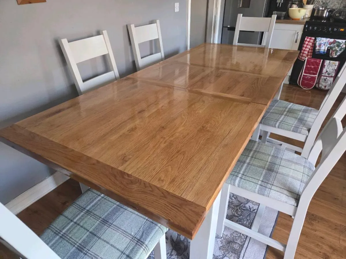 Table and chairs - Image 4