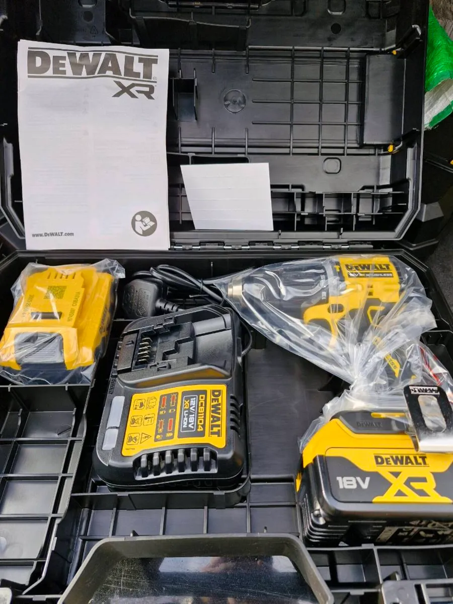 Dealt combi drill with 2 5 amp batteries - Image 1